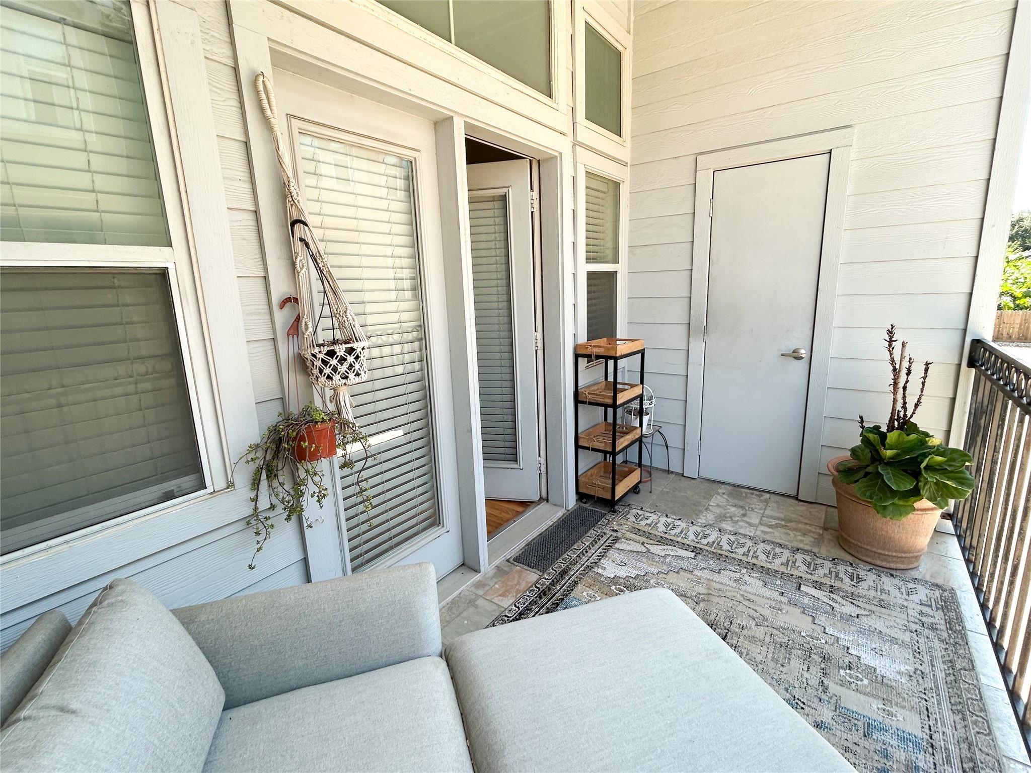 1128 West 26th Street Houston, TX 77008 - Photo 31 of 34 a living room with furniture and a potted plant