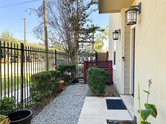 a view of a back yard