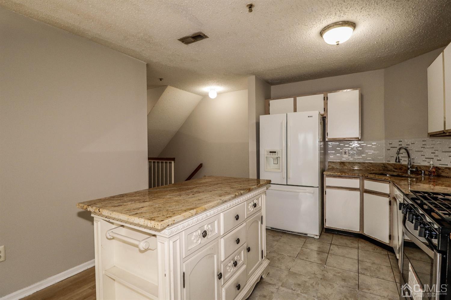 69 Inverness Drive Edison, NJ 08820 - Photo 9 of 31 Gallery Image 9