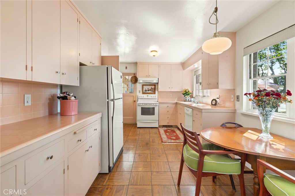 1192 Manchester Road Chico, CA 95926 - Photo 10 of 35 Kitchen with eat-in nook.