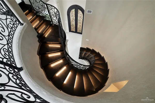 a view of entryway with a front door