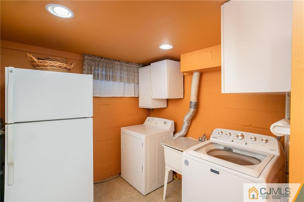 460 Warfield Road North Plainfield, NJ 07060 - Photo 23 of 29 a utility room with dryer and washer