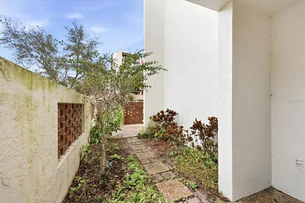 $2,000 | 2650 Pearce Drive, Unit 111, Clearwater, FL 33764