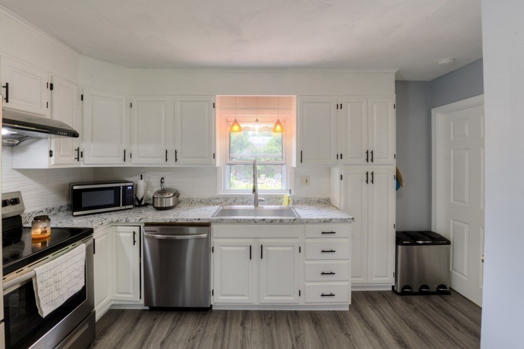 98 Kane Street Springfield, MA 01119 - Photo 13 of 42