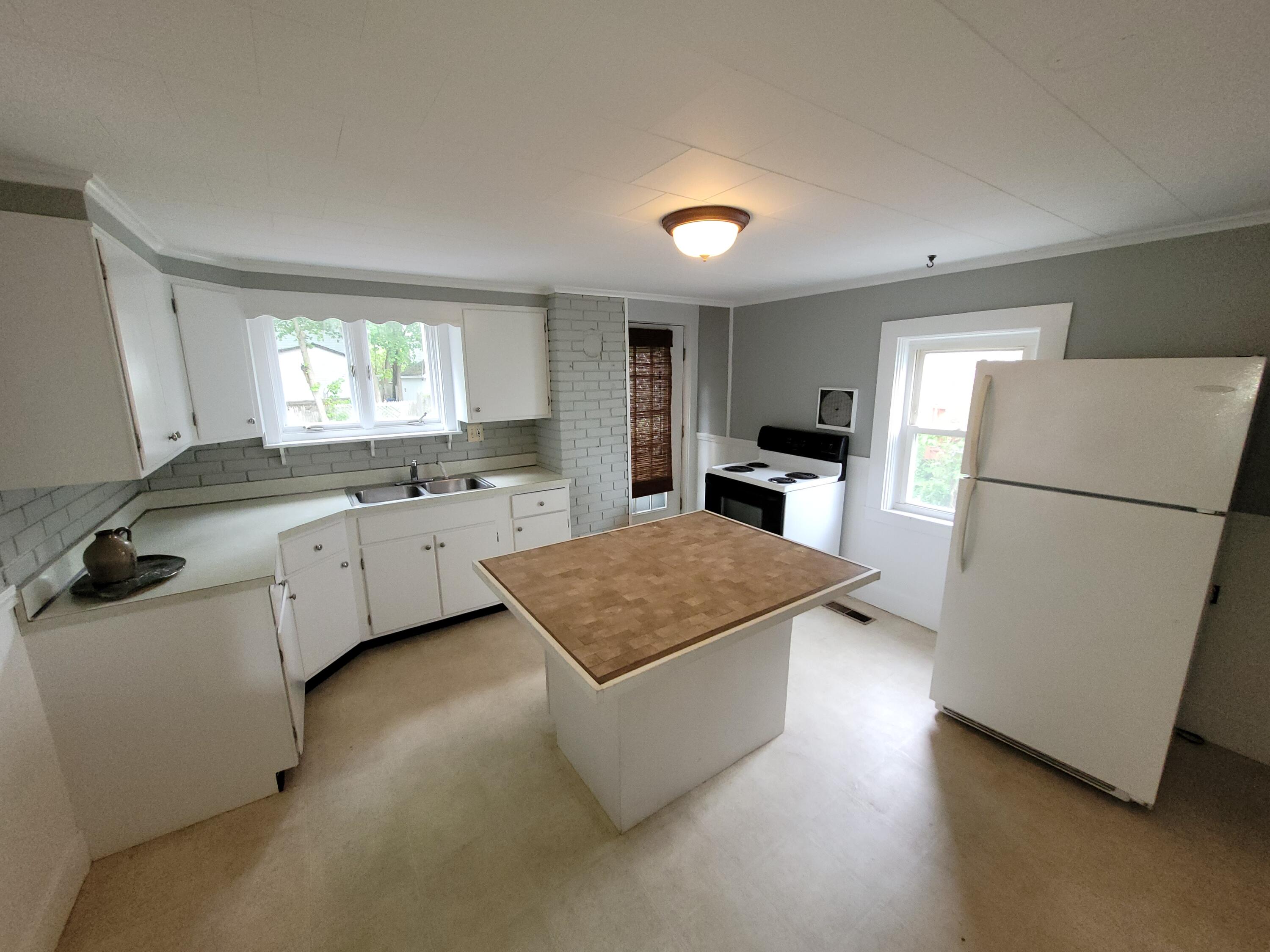 232 Grove Street Bangor, ME 04401 - Photo 4 of 21 20230525_100658