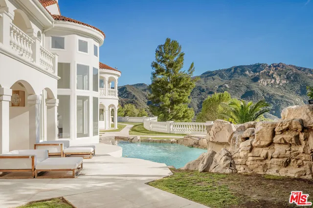 a view of garden with patio
