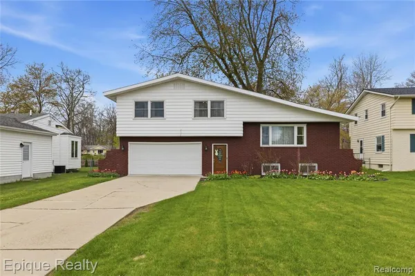 $279,900 | 3127 West Woodland Drive, Port Huron, MI 48060