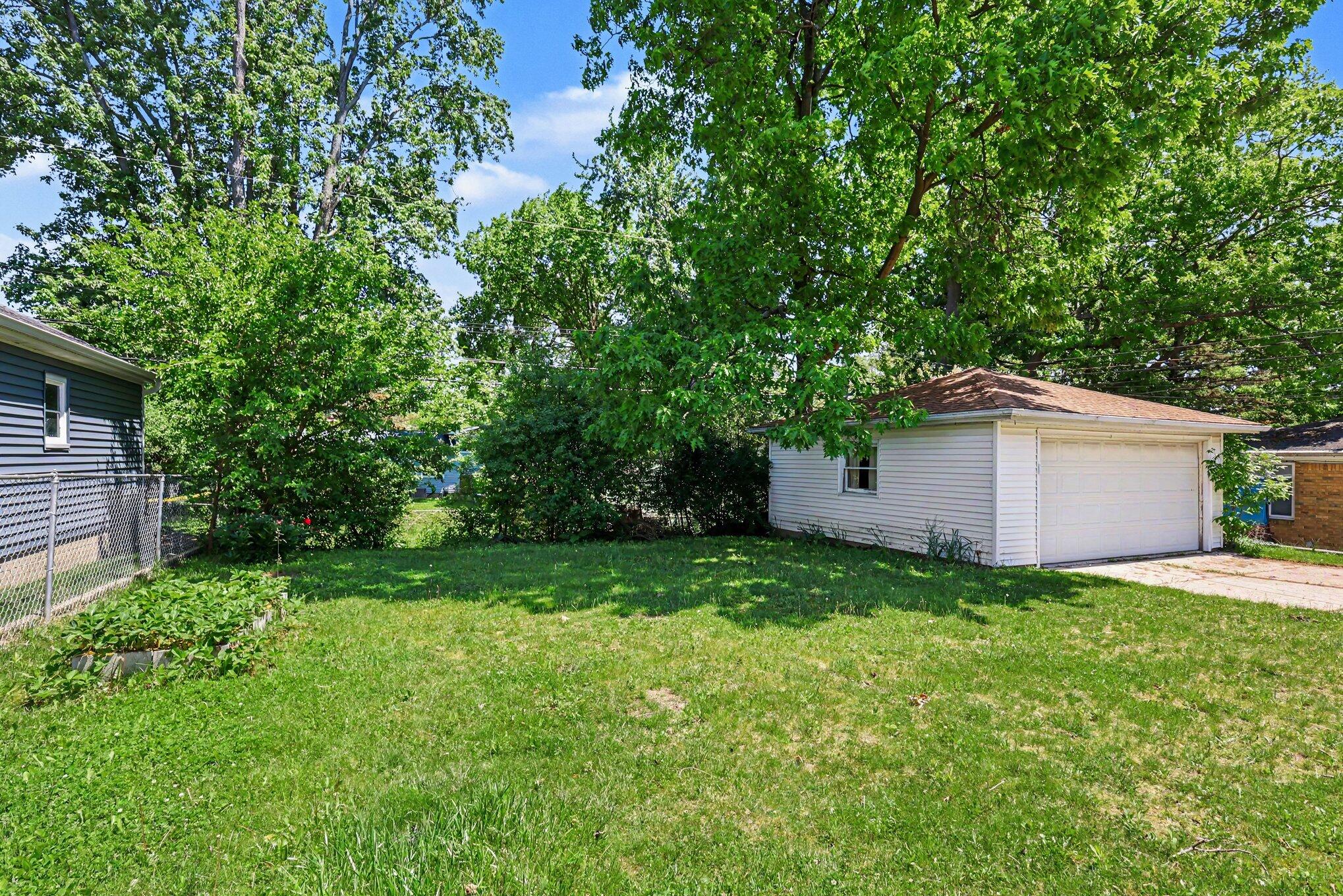 2117 Edwin Place Lansing, MI 48911 - Photo 5 of 37 026_file_4425