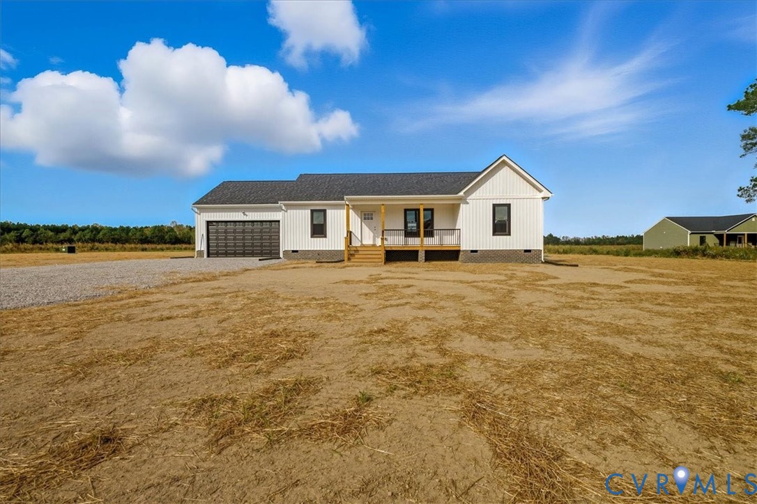 Modern farmhouse style home with crawl space, cove