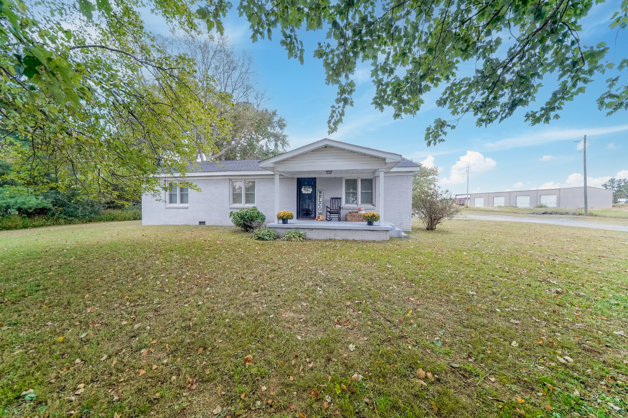 258 East Prospect Road Fayetteville, TN 37334 - Photo 2 of 26 a front view of a house with garden