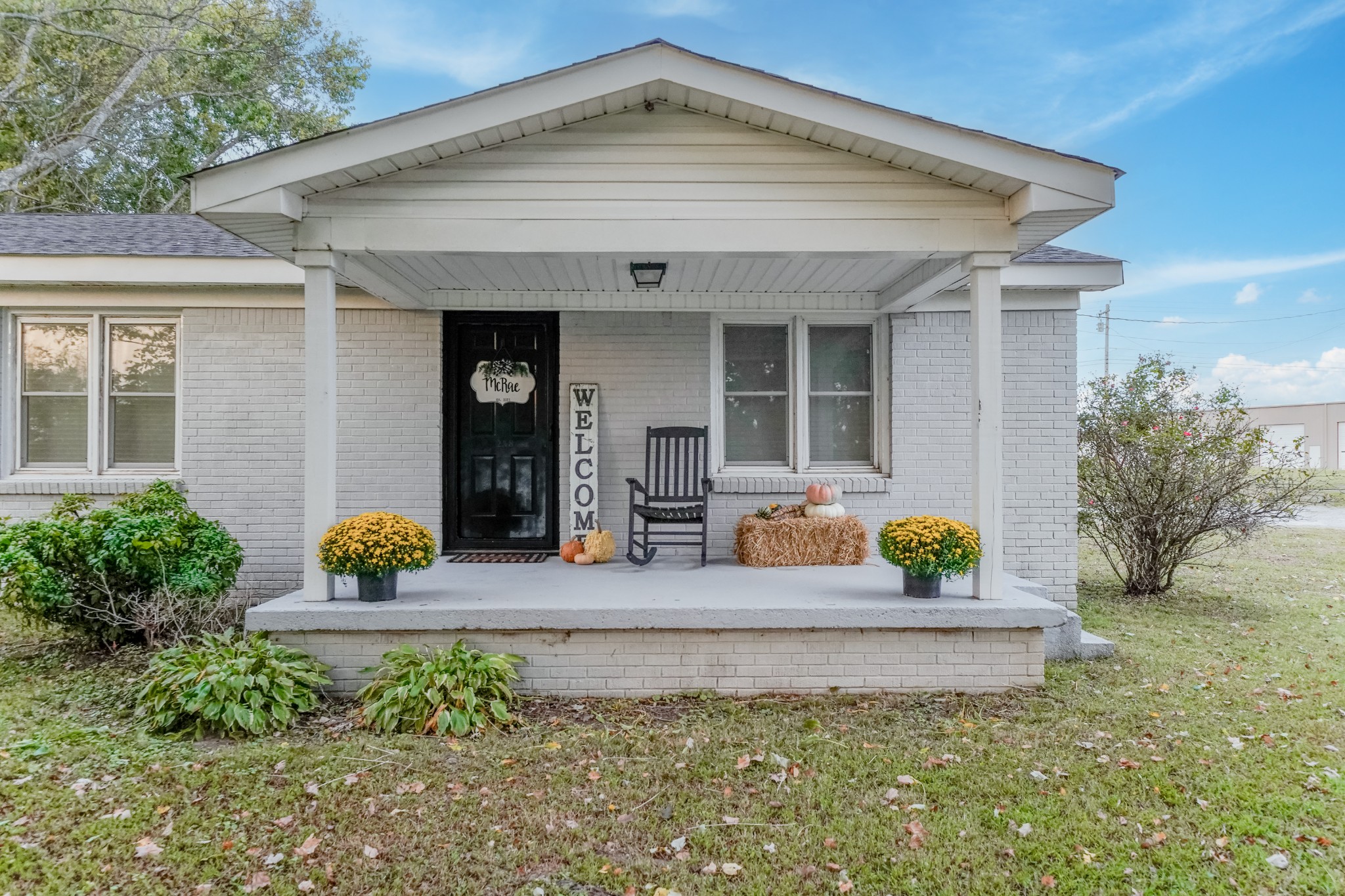 258 East Prospect Road Fayetteville, TN 37334 - Photo 3 of 26 a front view of a house with garden