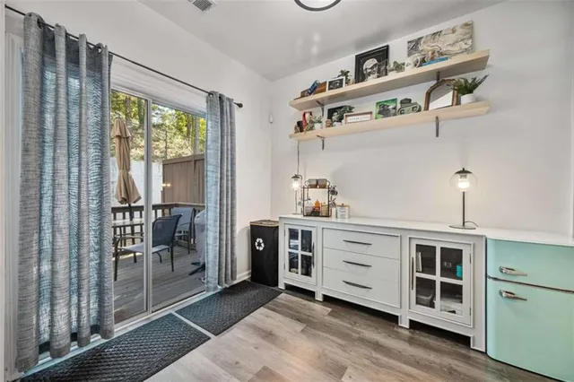 a en suite bathroom with a double vanity sink and mirror