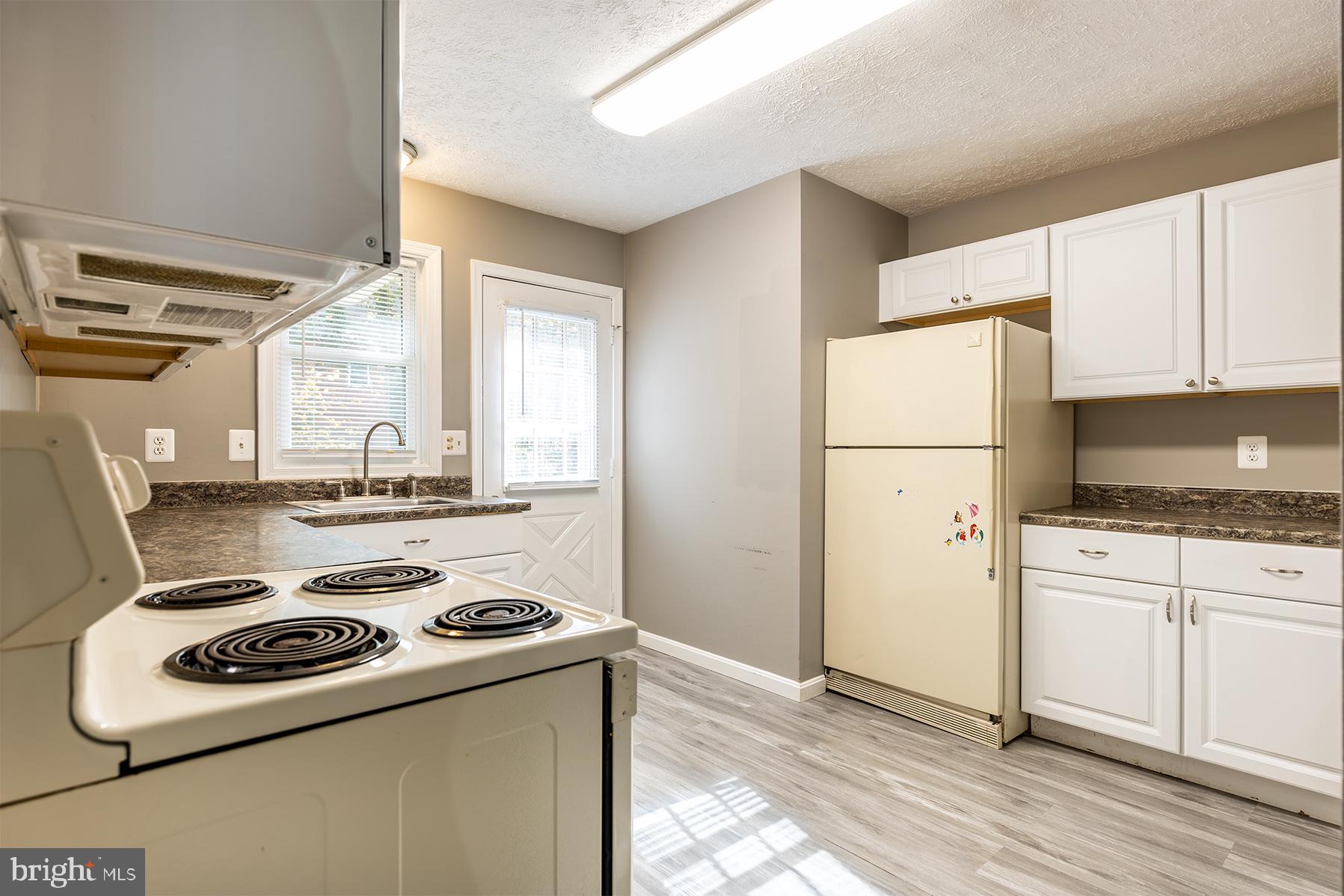 847 Harbor View Terrace Annapolis, MD 21409 - Photo 25 of 42 a kitchen with a stove a refrigerator and a sink