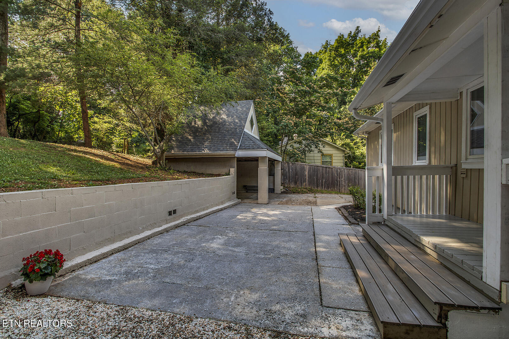 102 Oxford Road Oak Ridge, TN 37830 - Photo 56 of 59 57_OxfordRoad_102_Patio-OpenParking