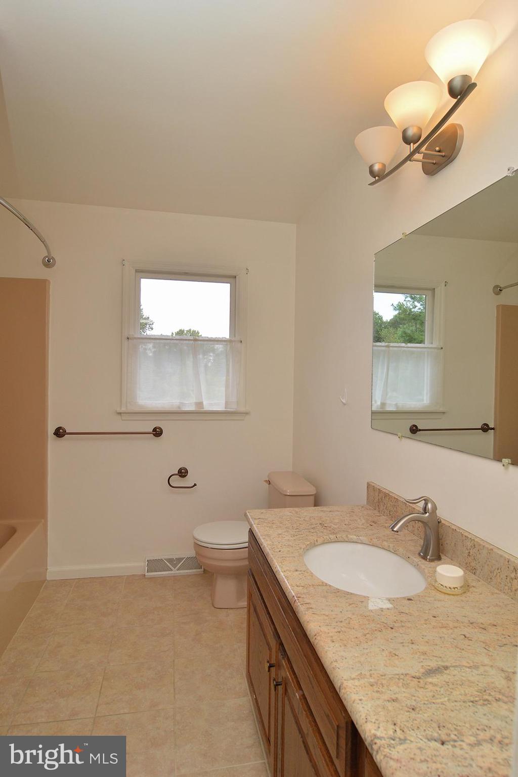 56 Rim View Lane Reading, PA 19607 - Photo 32 of 43 Full Bathroom on 2nd Floor