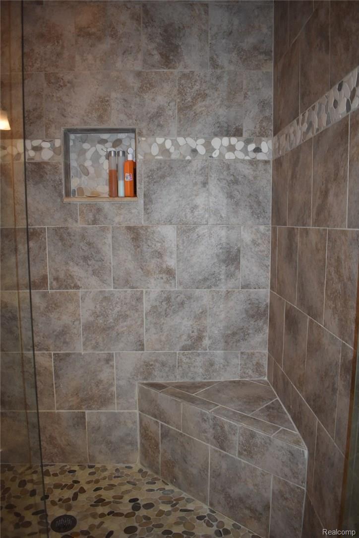 9802 Winston Road Pinckney, MI 48169 - Photo 16 of 33 23 UPSTAIRS TILED SHOWER.JPG