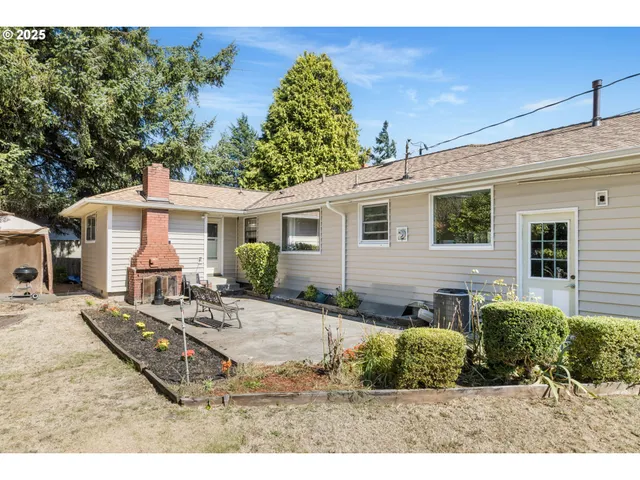 a view of a house with backyard