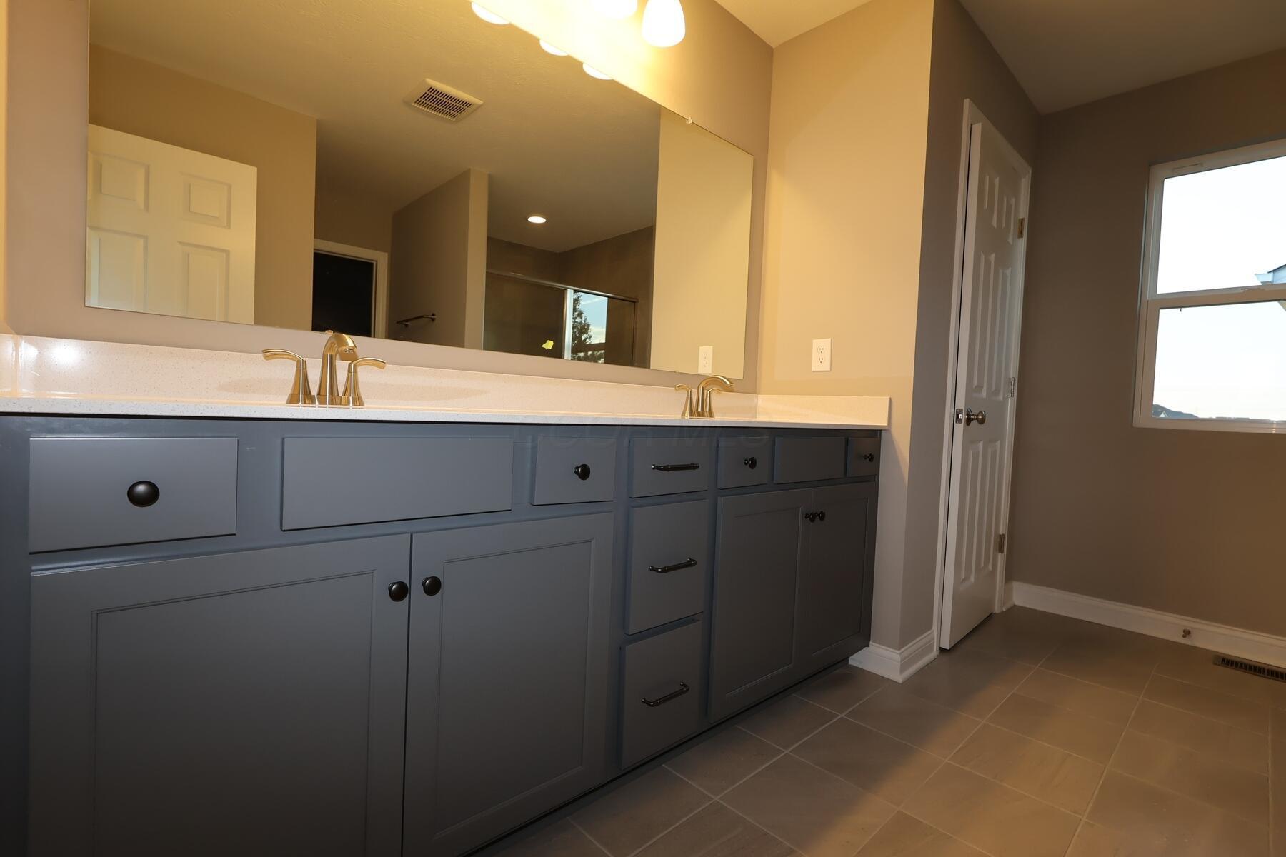 5449 Valleydale Road Powell, OH 43065 - Photo 12 of 21 Owner's Bathroom