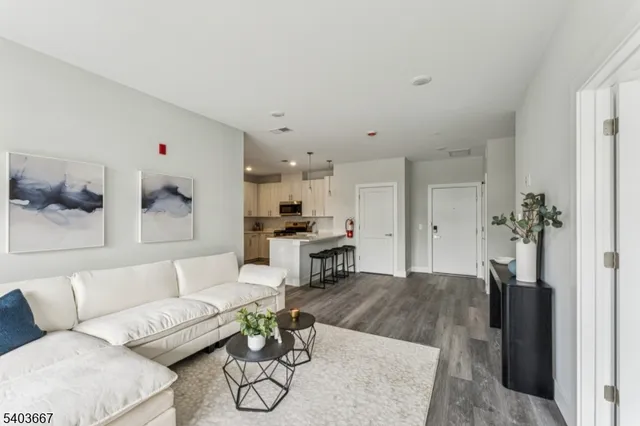 $2,975 | 140 West Webster Avenue, Unit 201, Roselle Park, NJ 07204