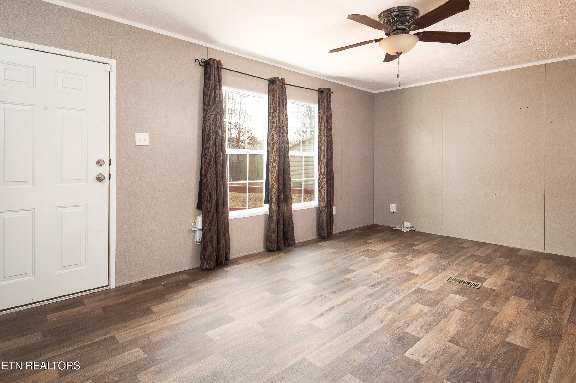 116 Eblen Lane Kingston, TN 37763 - Photo 2 of 22 Living Room