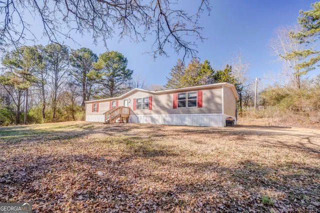 a view of house with backyard and tree