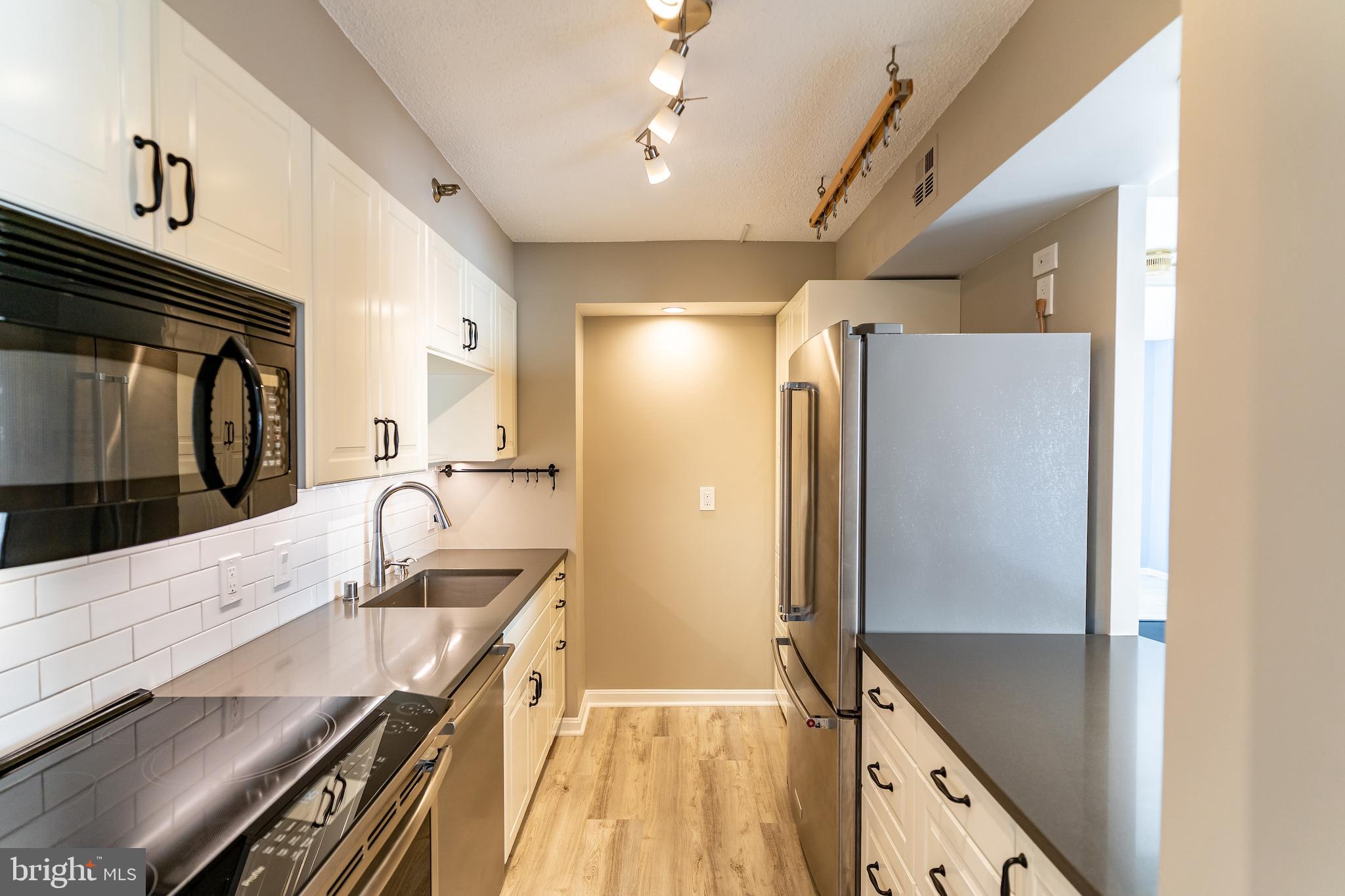 1301 North Courthouse Road, Unit 701 Arlington, VA 22201 - Photo 9 of 22 Gourmet Kitchen