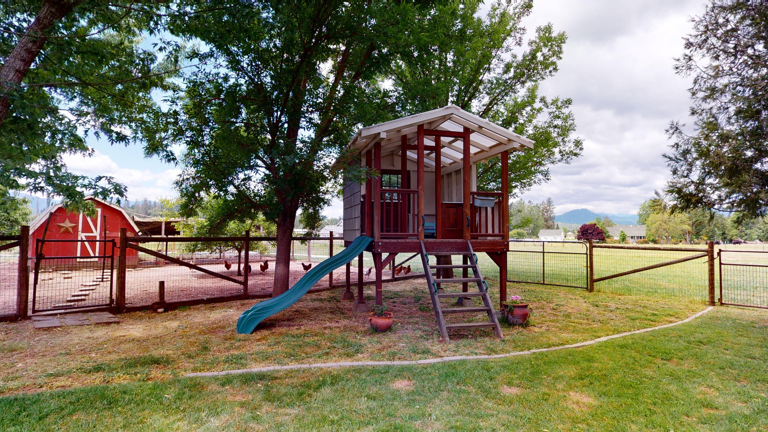 3315 Leonard Road Grants Pass, OR 97527 - Photo 57 of 86 Play house