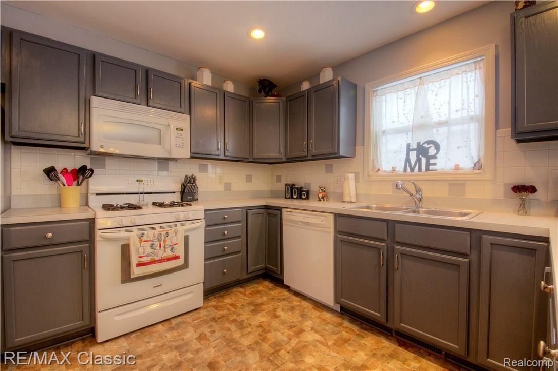 2366 Chestnut Bend Howell, MI 48855 - Photo 24 of 51 930A3379_80_81.jpg