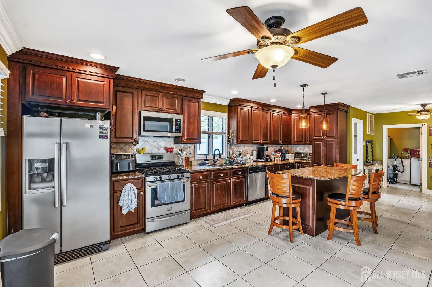 695 Spruce Road North Brunswick, NJ 08902 - Photo 6 of 63