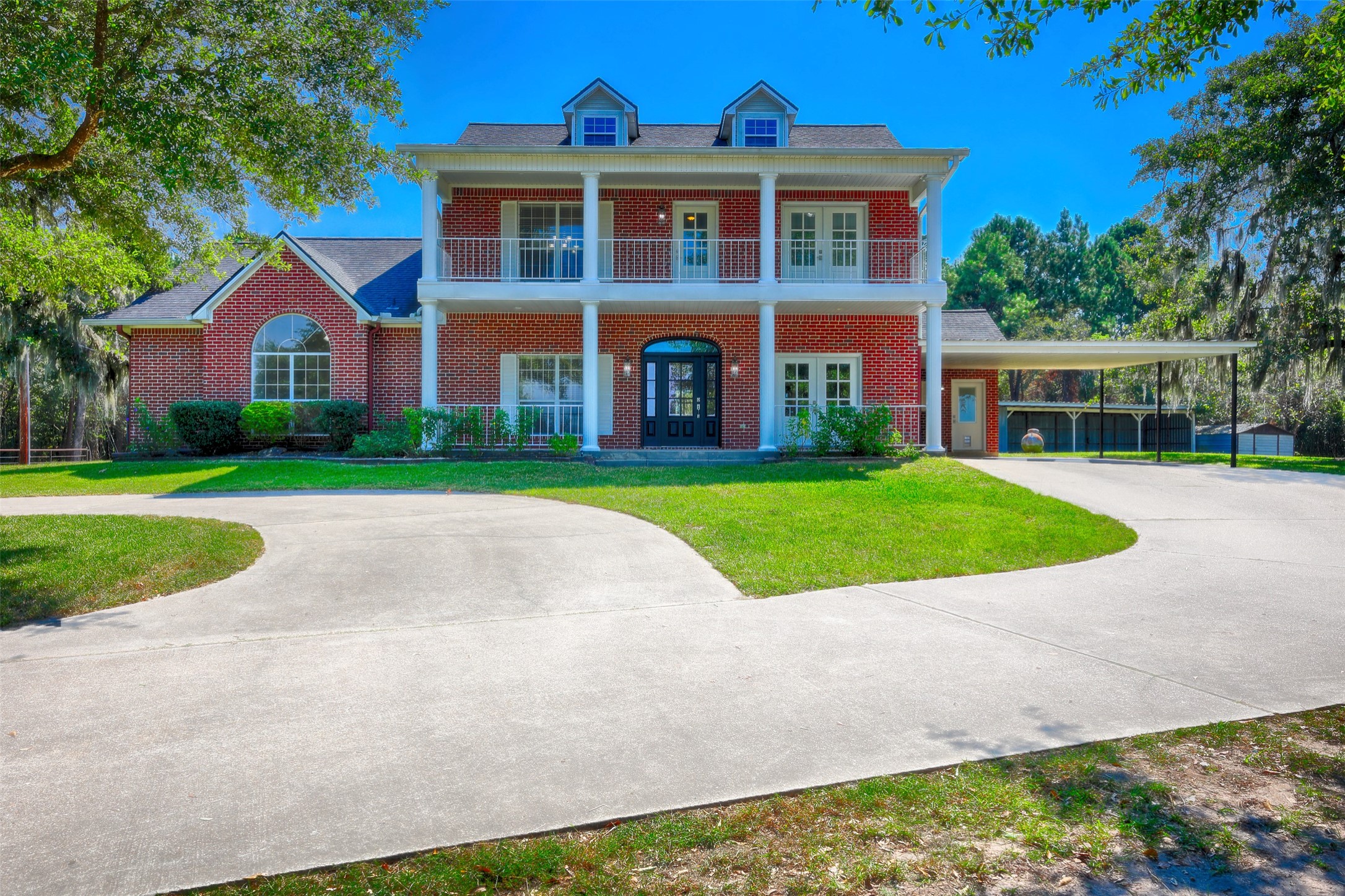 2 Highland Drive Huntsville, TX 77320 - Photo 2 of 50 a front view of a house with a yard and garage