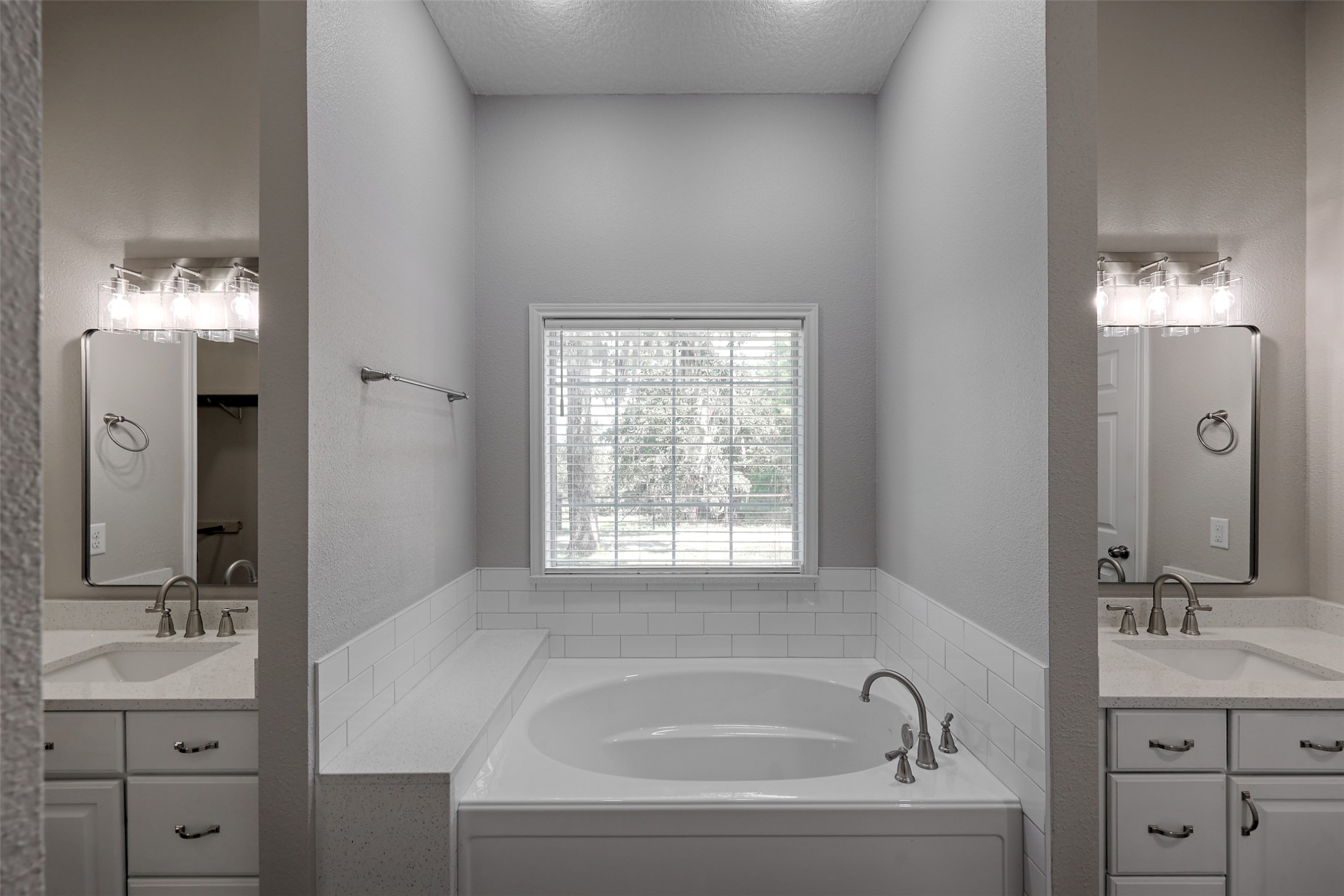 2 Highland Drive Huntsville, TX 77320 - Photo 28 of 50 a bathroom with a bathtub sink and mirror