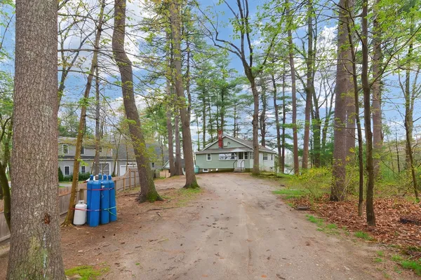 a view of a house with backyard and garden