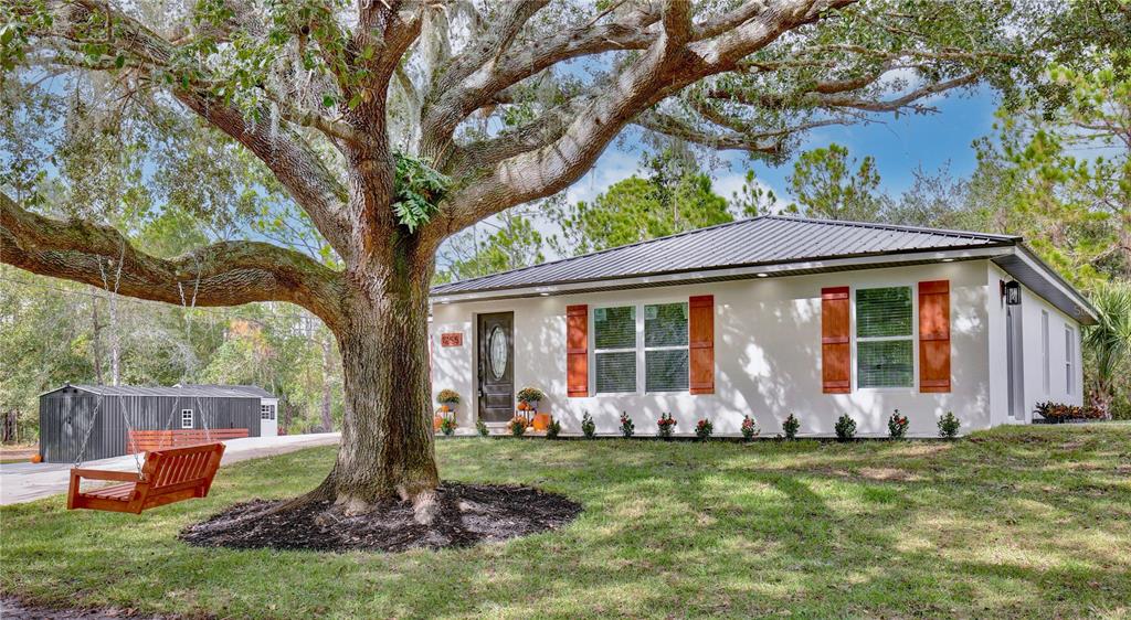 a view of a house with backyard
