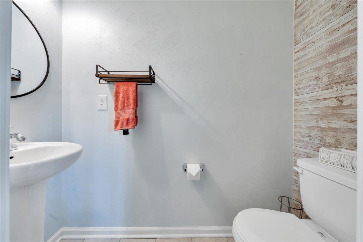 522 Cambridge Ct Road Vinton, VA 24179 - Photo 16 of 43 a bathroom with a toilet sink and mirror