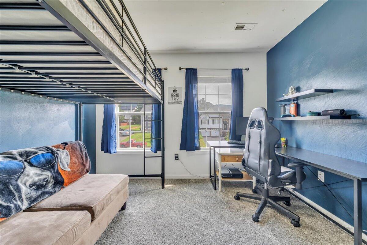 522 Cambridge Ct Road Vinton, VA 24179 - Photo 19 of 43 a livingroom with workspace and a window