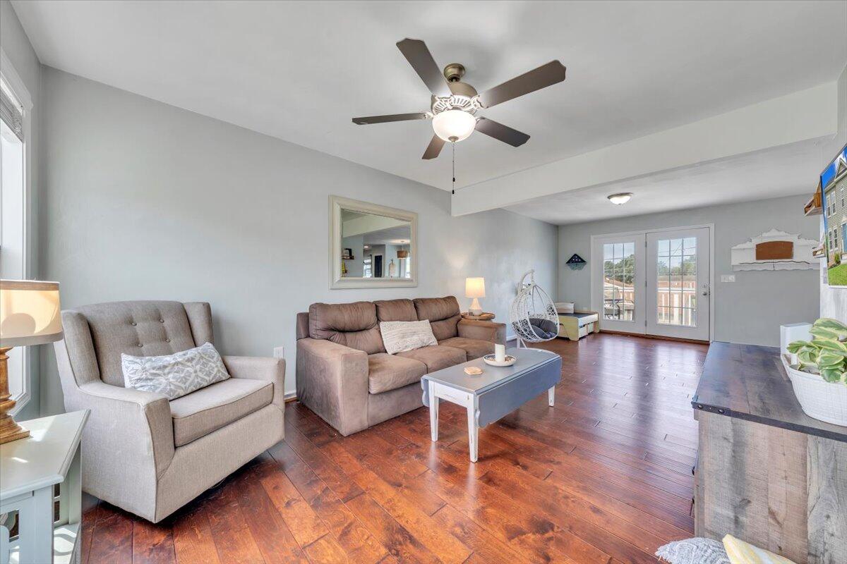 522 Cambridge Ct Road Vinton, VA 24179 - Photo 2 of 43 a living room with furniture and wooden floor