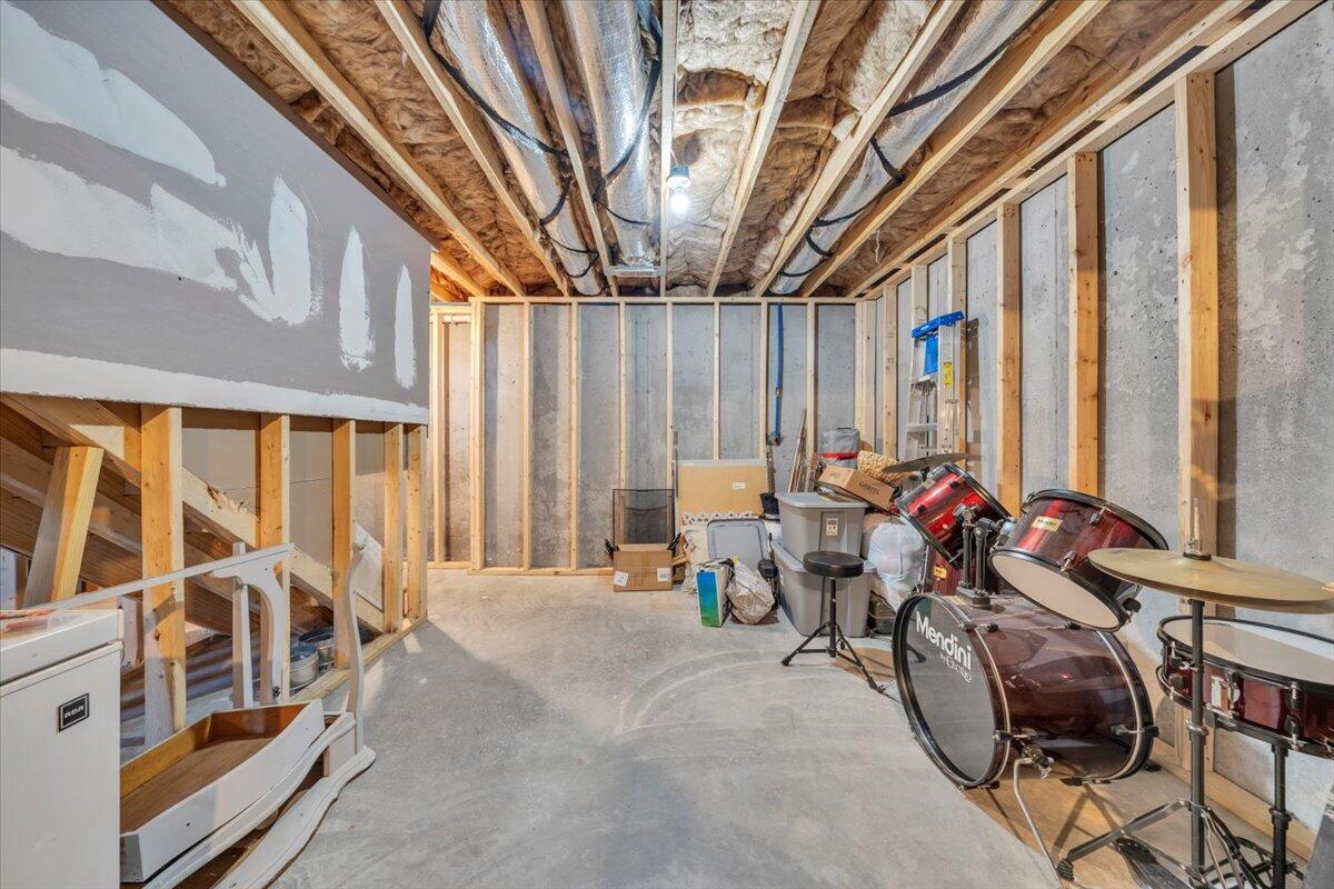 522 Cambridge Ct Road Vinton, VA 24179 - Photo 30 of 43 a view of a livingroom with furniture