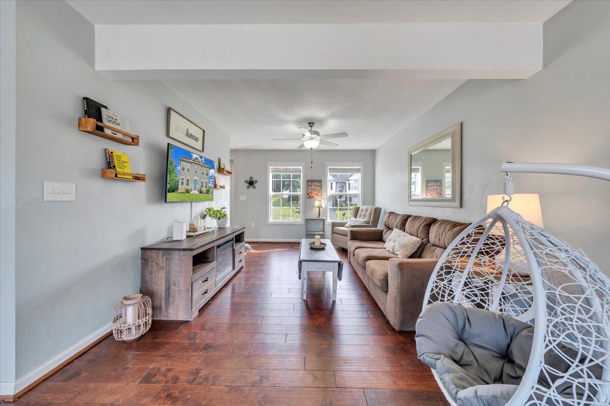 522 Cambridge Ct Road Vinton, VA 24179 - Photo 3 of 43 a living room with furniture and painting on the wall