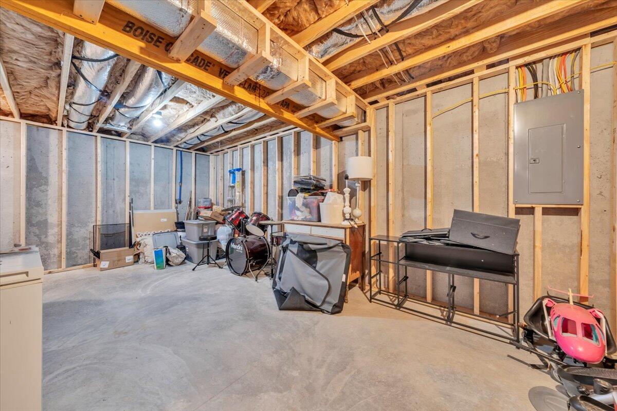 522 Cambridge Ct Road Vinton, VA 24179 - Photo 31 of 43 a view of a room with gym equipment