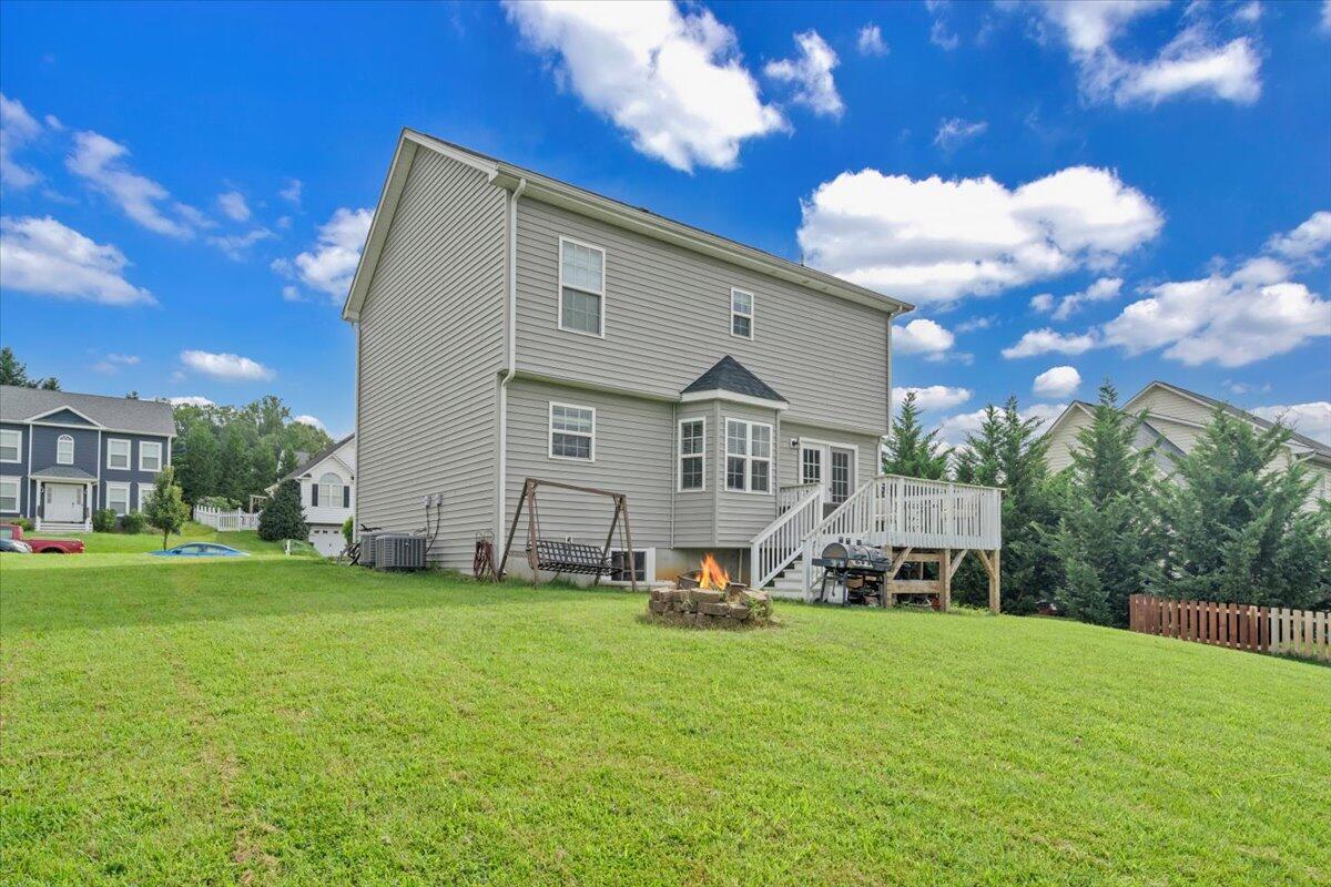 522 Cambridge Ct Road Vinton, VA 24179 - Photo 37 of 43 a view of a house with backyard and porch