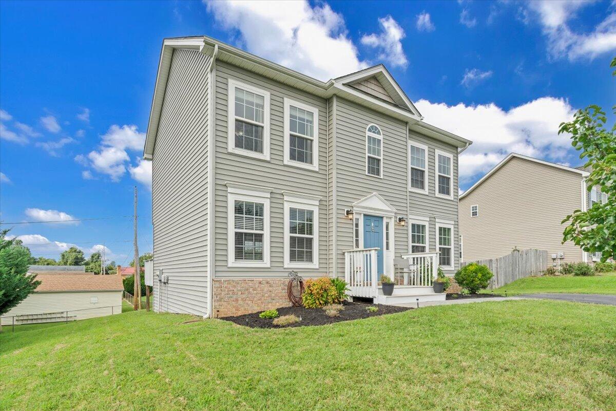 522 Cambridge Ct Road Vinton, VA 24179 - Photo 40 of 43 a front view of a house with a yard and garage