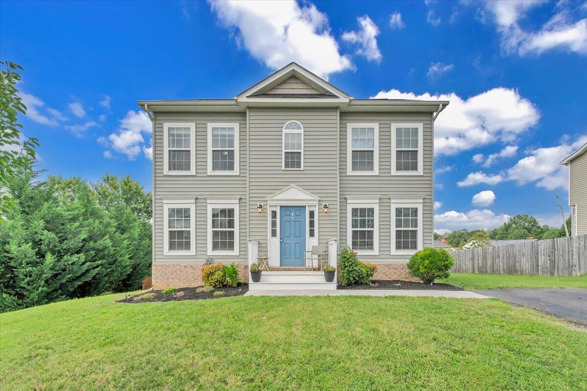522 Cambridge Ct Road Vinton, VA 24179 - Photo 41 of 43 a front view of a house with a yard
