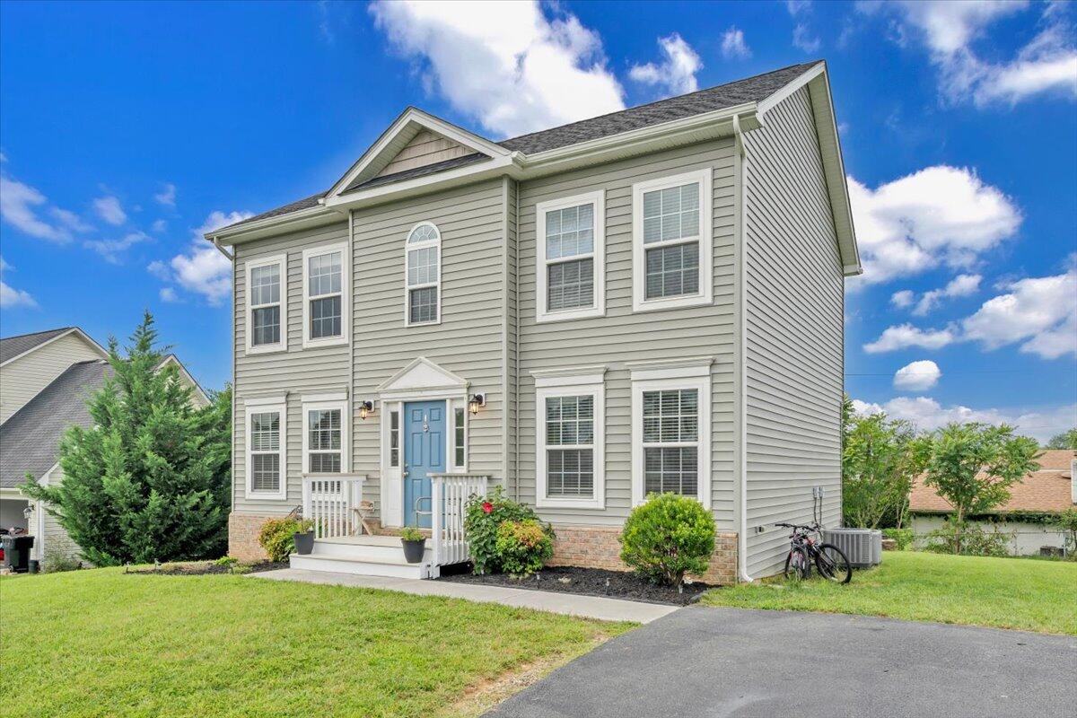 522 Cambridge Ct Road Vinton, VA 24179 - Photo 42 of 43 a front view of a house with a yard