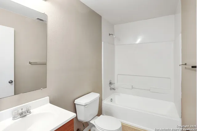 $1,350 | 6410 Summit Oak, Unit 3, San Antonio, TX 78229