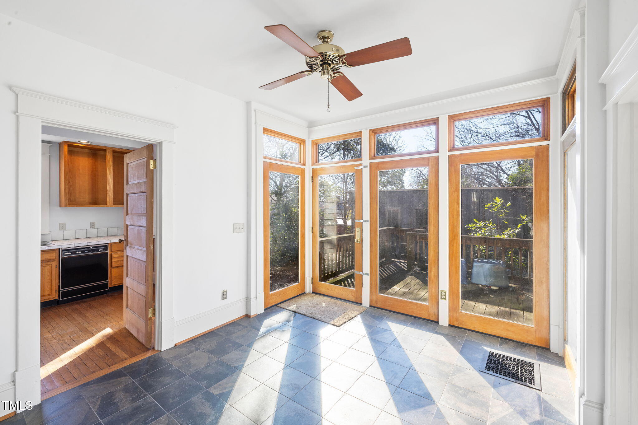 520 Polk Street Raleigh, NC 27604 - Photo 14 of 36 a view of room with furniture and a ceiling fan