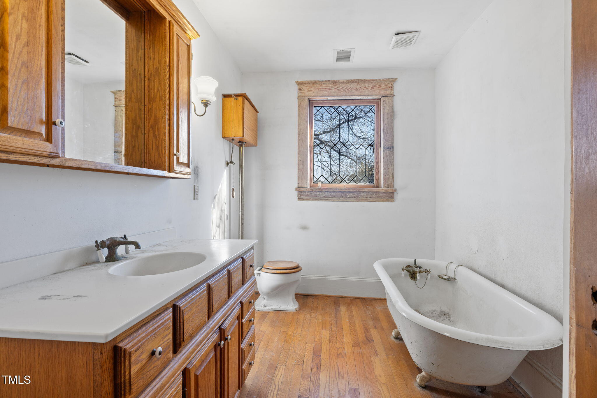 520 Polk Street Raleigh, NC 27604 - Photo 23 of 36 a bathroom with a sink and a bathtub