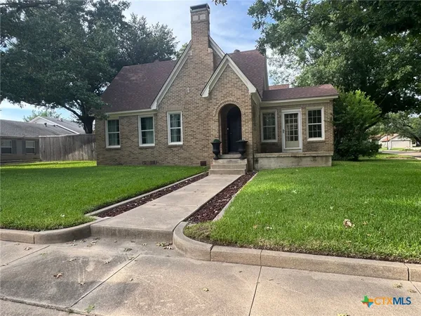 $389,000 | 1004 East 10th Street, Cameron, TX 76520
