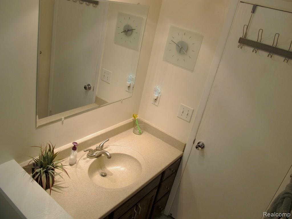 45704 Drexel Road Canton, MI 48187 - Photo 18 of 25 Drexel Bathoom B 1.jpg