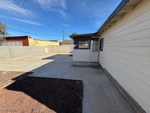 132 West Victory Road Henderson, NV 89015 - Photo 11 of 28 Enclosed covered patio off of kitchen.