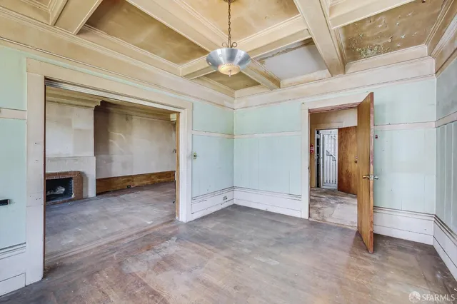 an empty room with fan and a ceiling fan
